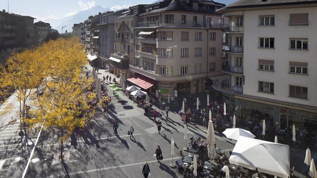 En une dizaine d'années, les autorité ont réaménagé l'espace public, ici la place du Midi, faisant du centre historique, délaissé dans les années 1990, un espace de convivialité. [GAETAN BALLY]