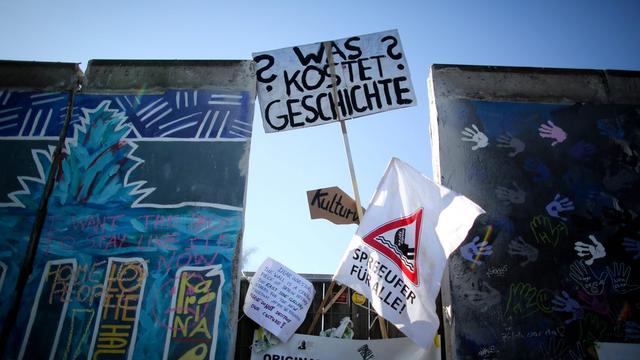 Manifestation contre les projets immobiliers touchant les restes du Mur de Berlin, mars 2013. [EPA/Kay Nietfeld]