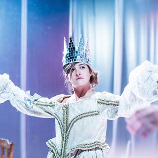 La reine molle, interprétée par Nora Steinig. [www.la-distillerie.ch - Francesca Palazzi]