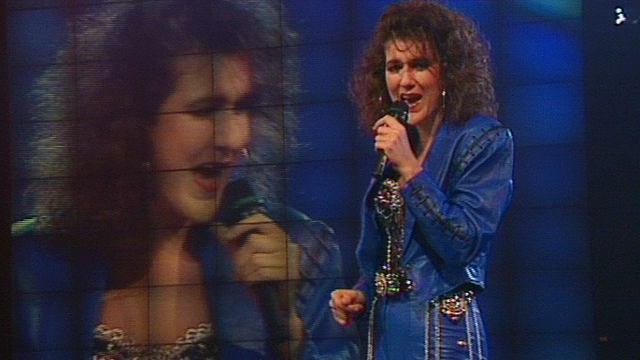 Céline Dion chante "Ne partez pas sans moi" en 1989. [RTS]