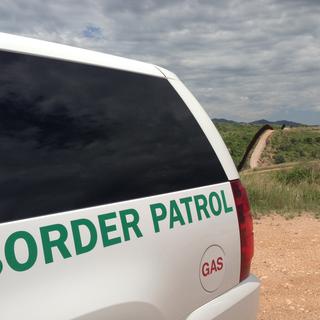 Véhicule de la patrouille aux frontières devant la barrière métallique qui sépare l'Arizona (Etats-Unis) du Mexique. [Eric Guevara-Frey]