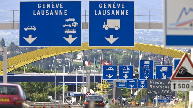 De nombreux frontaliers arrivent dans le canton de Vaud via la douane de Bardonnex à Genève. [Martin Ruetschi]