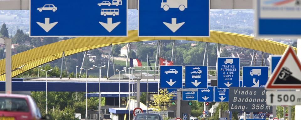 De nombreux frontaliers arrivent dans le canton de Vaud via la douane de Bardonnex à Genève. [Martin Ruetschi]