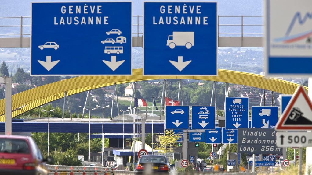 De nombreux frontaliers arrivent dans le canton de Vaud via la douane de Bardonnex à Genève. [Martin Ruetschi]