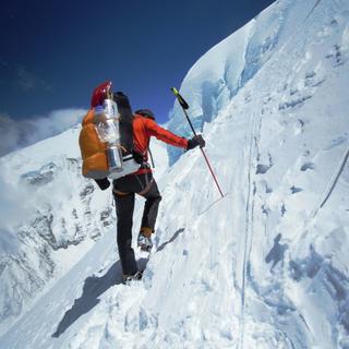 Pugilat au sommet pour le célèbre alpiniste bernois Ueli Steck. [Ueli Steck]
