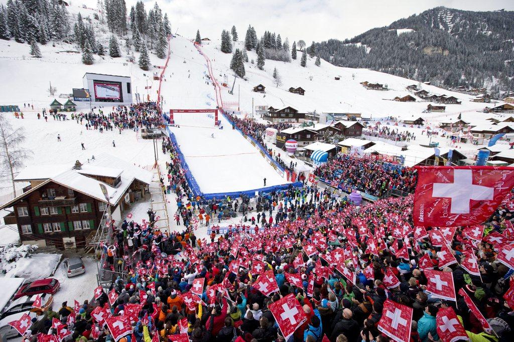 Spectators cheer during the second run of the slalom FIS World Cup race in Adelboden, Switzerland, Sunday, January 13, 2013. (KEYSTONE/Alessandro Della Bella) [KEYSTONE - Alessandro Della Bella]