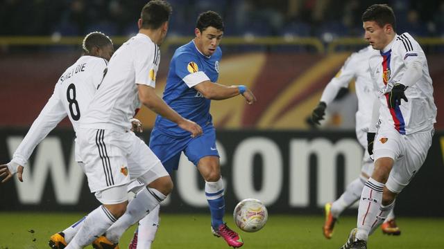 epa03594145 Giuliano (C) of Dnipro vies for the ball with Fabian Schar (R) of Basel during the UEFA Europa League round of 32 second leg soccer match between Dnipro Dnipropetrovsk and FC Basel at the Dnipro Arena stadium in Dnipropetrovsk, Ukraine, 21 February 2013. EPA/SERGEY DOLZHENKO [KEYSTONE - Sergey Dolzhenko]