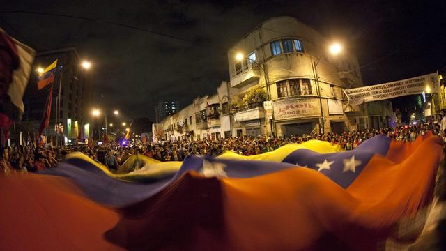 Des milliers de partisans d'Hugo Chavez se sont réunis dans les rues de Caracas. [Boris Vergara]