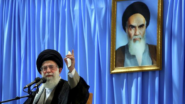 Mardi 4 juin: l'ayatollah Ali Khamenei commémore le 24e anniversaire du décès de l'ayatollah Khomeini (portrait au mur) dans les environs de la capitale iranienne Téhéran. [AP Photo/Office of the Supreme Leader]