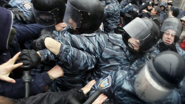 Lundi 25 novembre: les forces de l'ordre ukrainiennes tentent de contenir les manifestants qui cherchent à s'approcher des bâtiments ministériels à Kiev. [EPA/Sergey Dolzhenko]