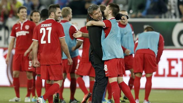 L'entraîneur du FC Thoune célèbre la victoire avec ses troupes. [Peter Klaunzer]