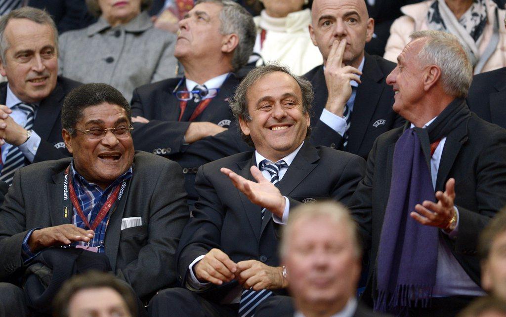 Du beau monde dans la tribune avec Eusebio, Michel Platini et Joahn Cruyff (de gauche à droite). [KEYSTONE - Olaf Kraak]