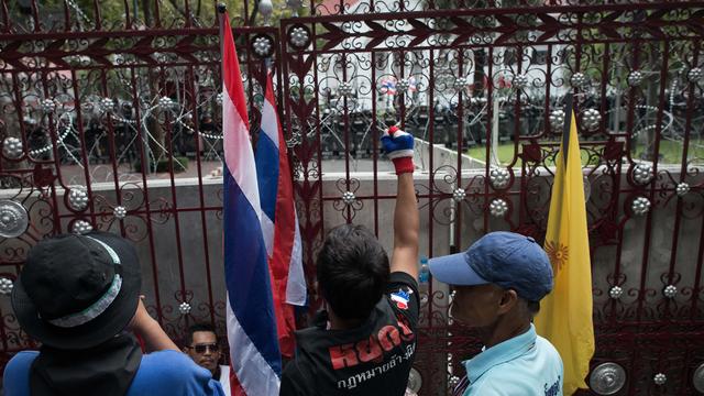 Jeudi, les manifestants s'en sont pris au siège de la police nationale, au coeur de Bangkok. [Nicolas ASFOURI]