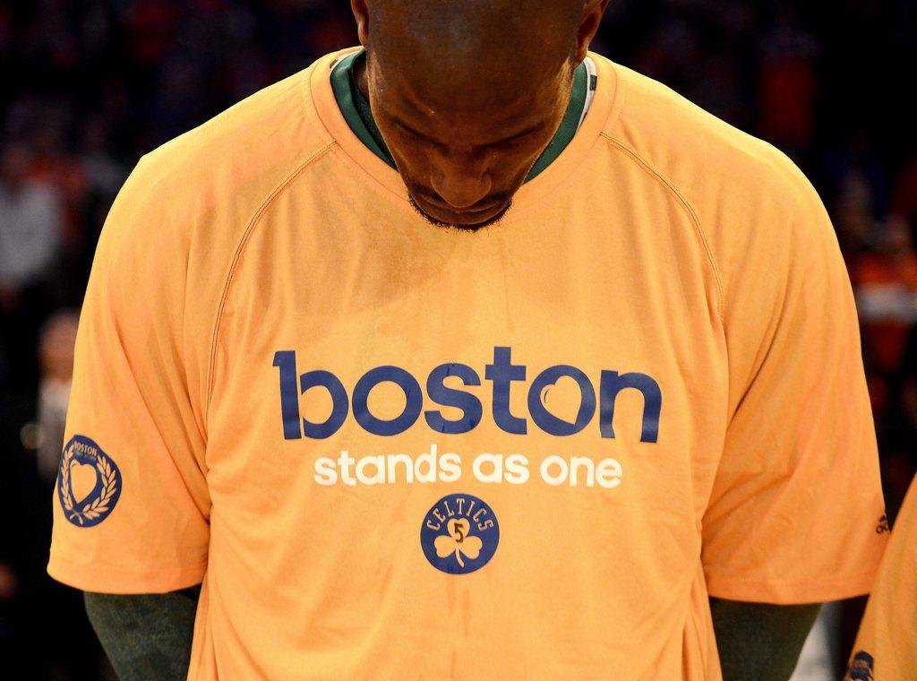"Boston, comme un seul homme", peut-on lire sur le t-shirt de Kevin Garnett, en plein recueillement. [KEYSTONE - Andrew Gombert]
