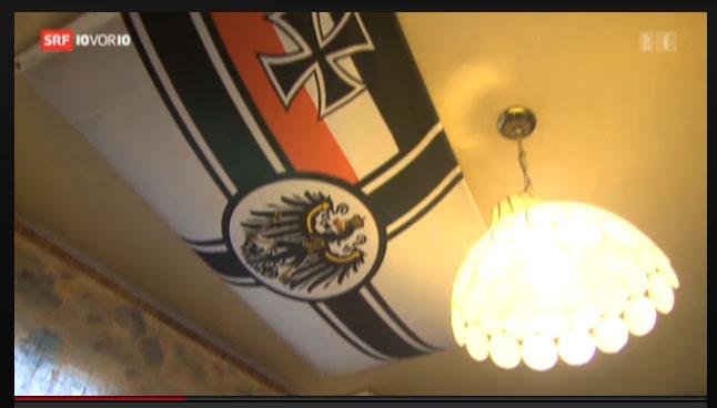 Le drapeau en question était accroché au plafond du bureau du nouveau conseiller d'Etat valaisan. [SRF]