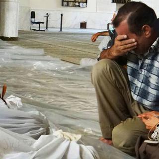 Des larmes après des raids au cours desquels des gaz toxiques auraient été utilisés en Syrie. [AP Photo/Local Committee of Arbeen]