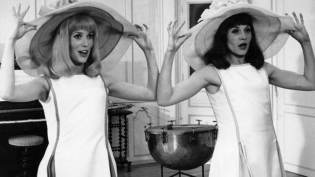 Catherine Deneuve et Françoise Dorléac dans "Les Demoiselles de Rochefort" de Jacques Demy (1967). [Parc Films/Madeleine Films / The Kobal Collection / AFP - Hélène Jeanbrau]