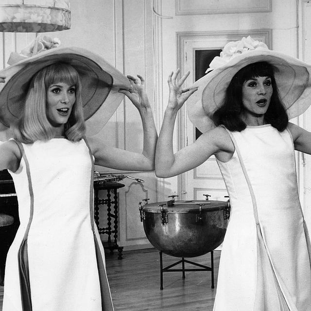 Catherine Deneuve et Françoise Dorléac dans "Les Demoiselles de Rochefort" de Jacques Demy (1967). [Parc Films/Madeleine Films / The Kobal Collection / AFP - Hélène Jeanbrau]
