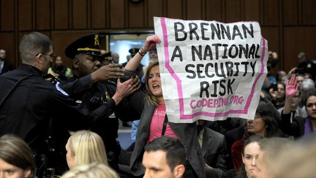 Des manifestants ont dénoncé les attaques de drone américaines pendant l'audition du prochain chef de la CIA, John Brenna, au Sénat. [Saul LOEB]