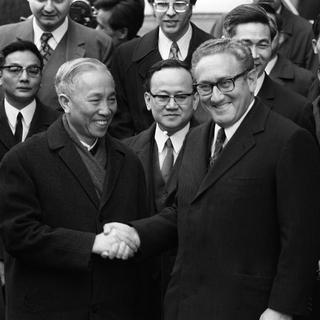 1973 - Henry Kissinger (Etats-Unis) et Le Duc Tho (Vietnam) - Les diplomates américain et vietnamien reçoivent le prix Nobel de la paix après les accords de Paris de janvier 1973 concernant le retrait des troupes américaines du Vietnam. Le Duc Tho refuse toutefois la récompense car, selon lui, "la paix n'a pas réellement été établie".