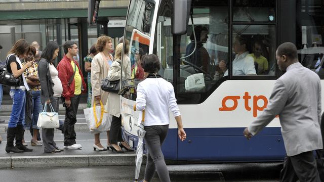 Un bus des TPG devant la gare de Cornavin à Genève. [Martial Trezzini]