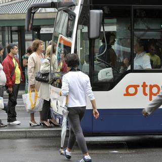 Un bus des TPG devant la gare de Cornavin à Genève. [Martial Trezzini]