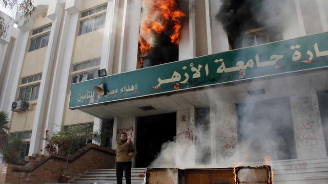 Les étudiants ont pénétré dans la faculté de Commerce de l'université Al-Azhar au Caire, y ont interrompu un examen avant de mettre le feu. [Khaled Kamel]