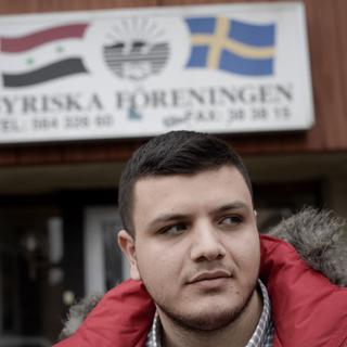Un réfugié syrien devant l'association Syriska Föreningen, près de Stockholm. [Jonathan Nackstrand]
