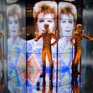Le Victoria and Albert Museum de Londres propose une rétrospective unique de la carrière de David Bowie. [Leon Neal]