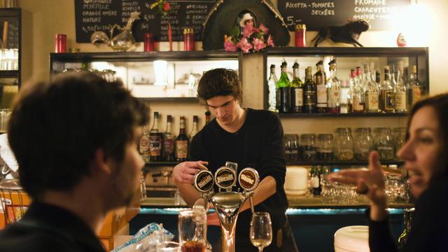 28 bars de Genève devront fermer leurs portes à minuit, même le week-end. [Martin Ruetschi]