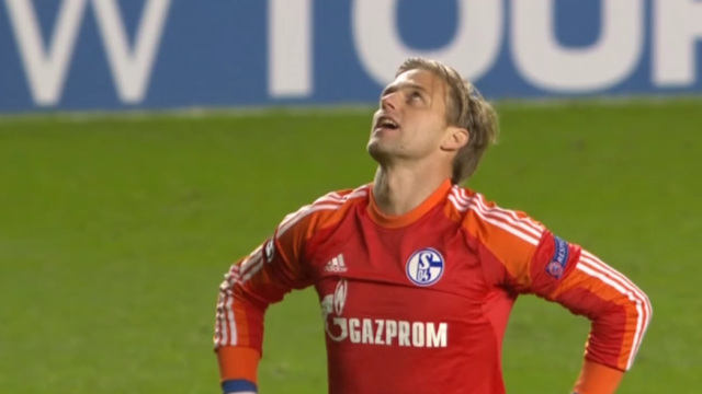La détresse du gardien de Schalke 04 qui vient de prendre un des buts les plus idiots de sa carrière...