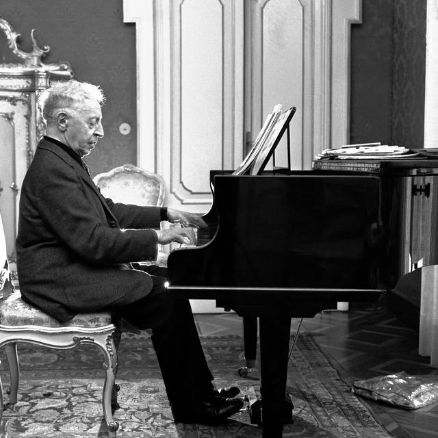 Le pianiste Arthur Rubinstein, à Milan en 1958. [leemage]