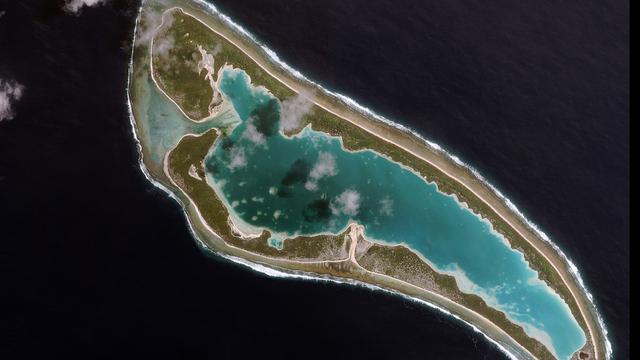 Une île de la République de Kiribati. [spaceimaging.com]