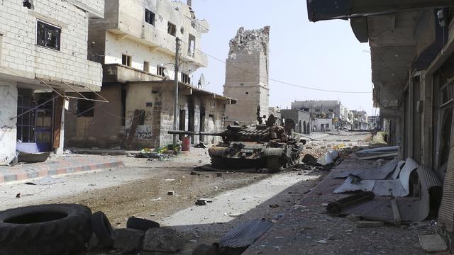 Un tank abandonné dans la ville de Deraa, en Syrie. [Mazen Abu Mahmoud]