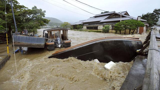 La rivière Katsura était en crue à Kyoto après les pluies torrentielles liées au typhon "Man-yi". [AP Photo/Kyodo News]