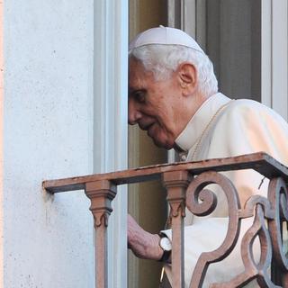 Après son discours aux fidèles, Benoît XVI a quitté le balcon pour se retirer dans ses quartiers. [EPA - ETTORE FERRARI]