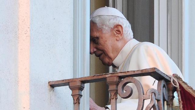 Après son discours aux fidèles, Benoît XVI a quitté le balcon pour se retirer dans ses quartiers. [EPA - ETTORE FERRARI]