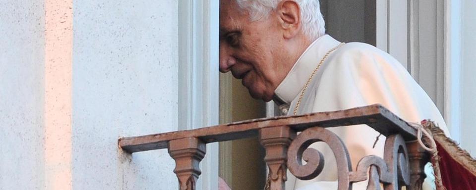 Après son discours aux fidèles, Benoît XVI a quitté le balcon pour se retirer dans ses quartiers. [EPA - ETTORE FERRARI]