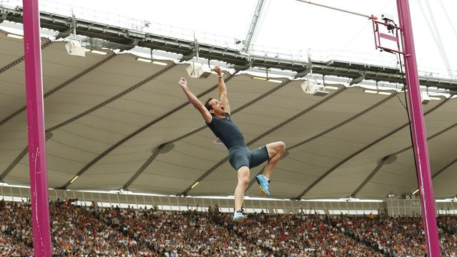 Renaud Lavillenie "claque" le record de France, mais échouera contre le record du monde. [Suzanne Plunkett]