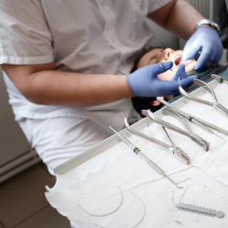 L'initiative prévoit la création d'un réseau de policliniques dentaires régionales. Il en faudrait au moins quatre, une par région. Actuellement, seule Lausanne en possède une.