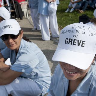 Des employées de l'hôpital de La Providence en grève en septembre 2012. [Keystone - Sandro Campardo]