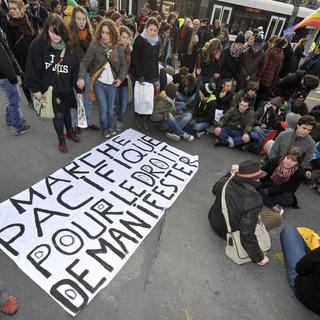 Photo prise en janvier 2010, lorsque des citoyens réclamaient le droit de manifester à Genève après que la droite eut demandé des restrictions suite aux débordements survenus lors de la manifestation anti-OMC du 28 novembre 2009. [Martial Trezzini]