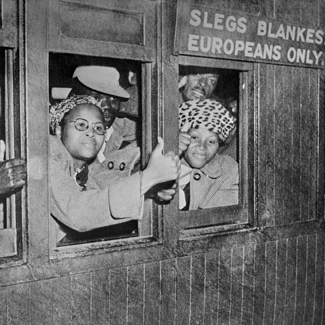 Action de désobéissance civile: des Sud Africains noirs occupent les places réservées aux blancs, 1952.