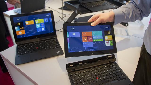 Les ordinateurs portables amorcent un virage définitif en adoptant le statut de "convertible" ou "hybride". Exemple ici avec un modèle de Lenovo, sous Windows 8, dont l'écran se détache pour se transformer en tablette. Asus, qui avait amorcé cette tendance fin 2011 avec le système mobile Android, a également présenté un modèle sous Windows 8, soit le même système d'exploitation qui équipe les ordinateurs de bureau. [Julie Jacobson]