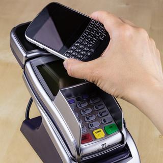 Grâce à la technologie NFC on paie en approchant simplement son smartphone du terminal du commerçant. [Mike D]