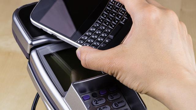 Grâce à la technologie NFC on paie en approchant simplement son smartphone du terminal du commerçant. [Mike D]