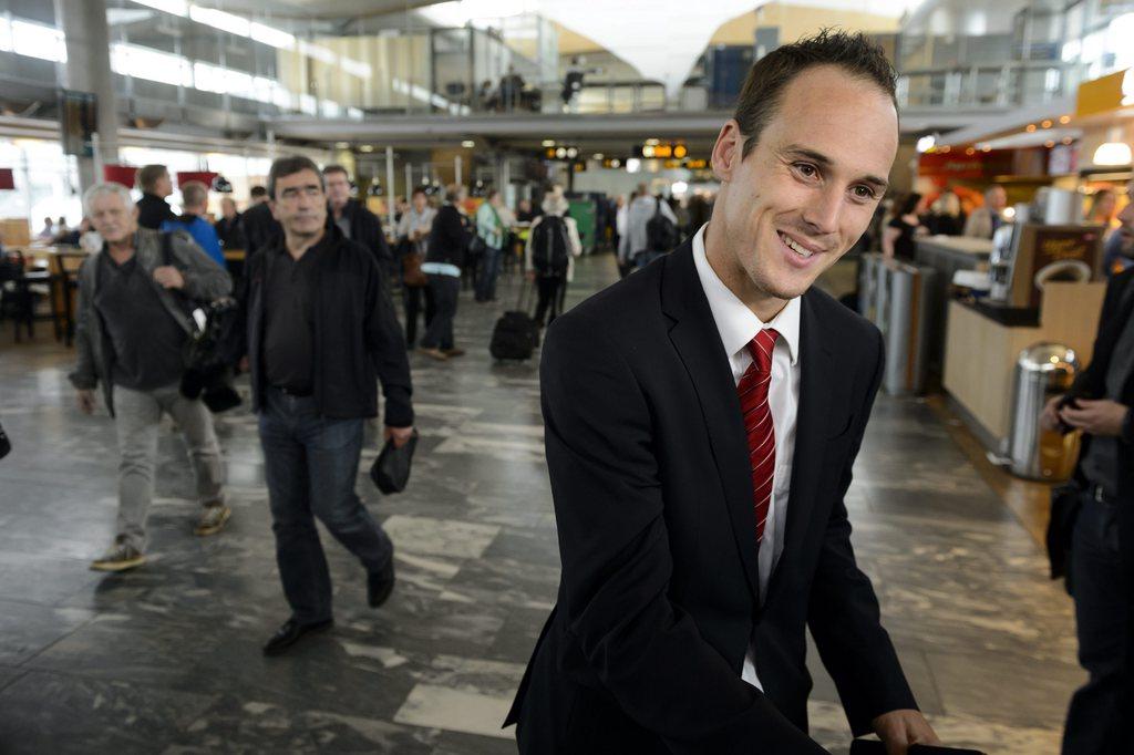 C'est avec le sourire que Von Bergen a embarqué dans l'avion pour le retour en Suisse. [KEYSTONE - Laurent Gilliéron]