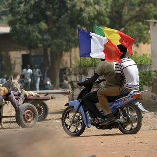 Les Maliens "libérés" ne cachent pas leur joie dans les rues (ici, à Merkala). [Eric Feferberg]