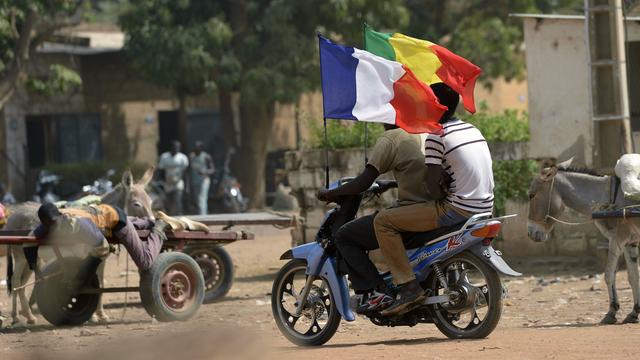 Les Maliens "libérés" ne cachent pas leur joie dans les rues (ici, à Merkala). [Eric Feferberg]