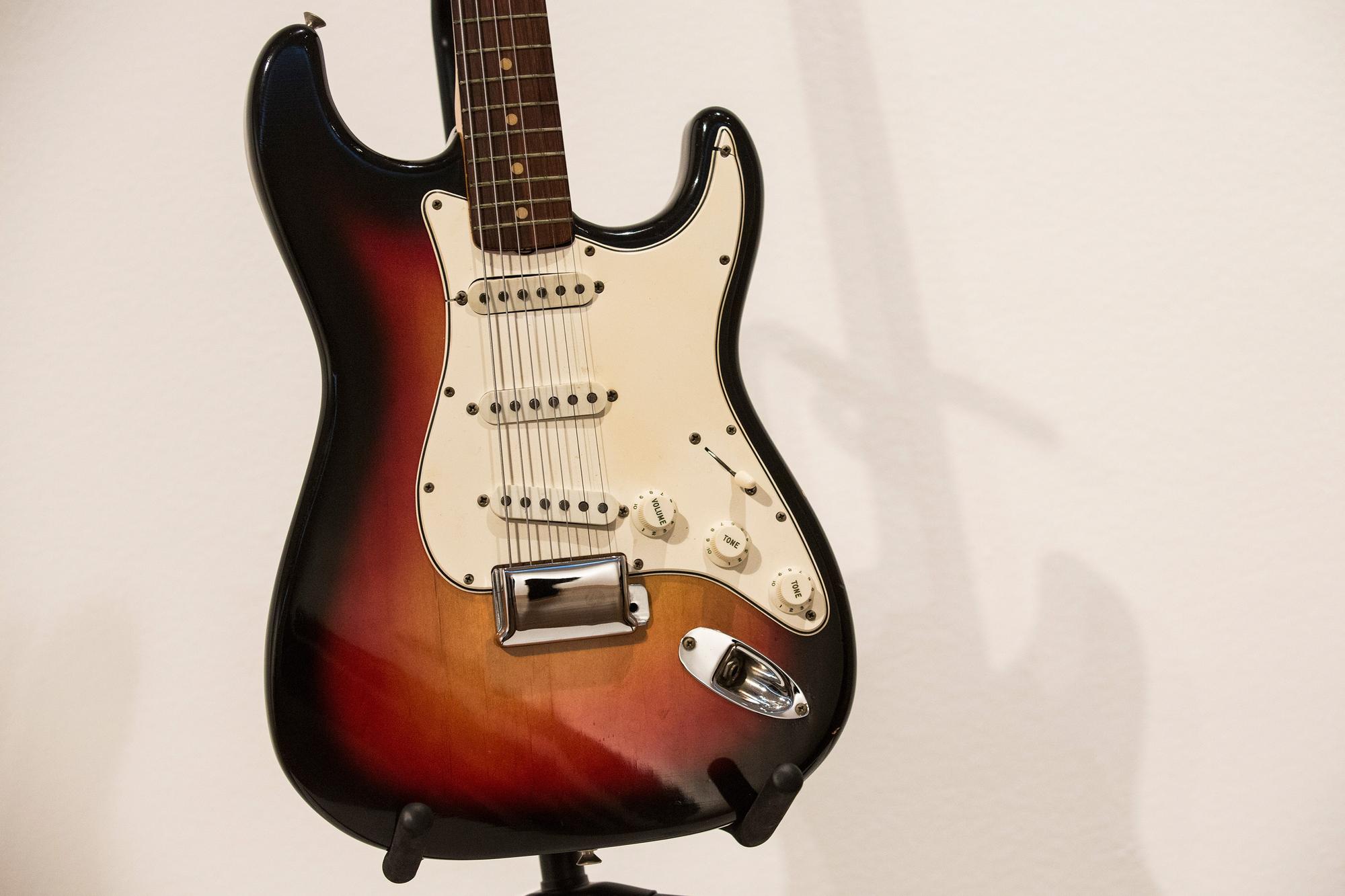 C'est avec cette Fender Stratocaster que Bob Dylan a "trahi" le folk à Newport en 1965. [Andrew Burton/Getty Images]